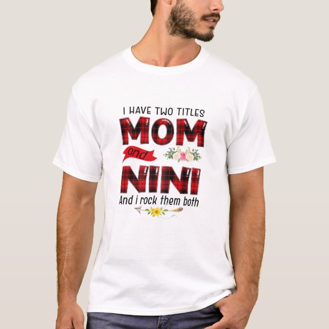 Kvinnor jag har två titlar Mamma och Nini Mors dag T Shirt (Framsida)