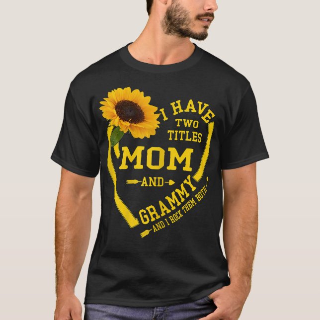 Kvinnor jag har två titlar på Mamma och Grammy Mam T Shirt (Framsida)