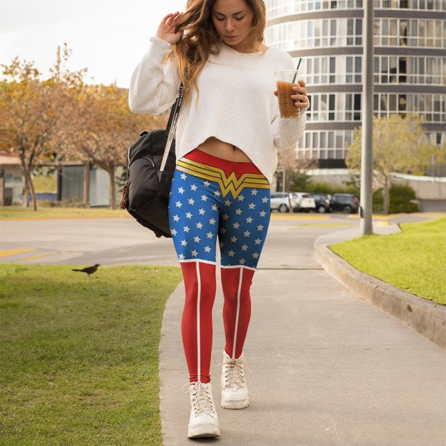  kvinnor - kamp för fred leggings (Person wearing Wonder Woman themed leggings (simulated))