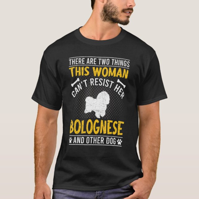 Kvinnor kan inte motstå hennes bolognes Hund T Shirt (Framsida)