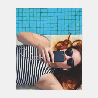 Kvinnor ljugande på brunt golv fleecefilt