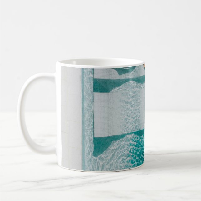 Kvinnor ljugande på lounge kaffemugg (Vänster)