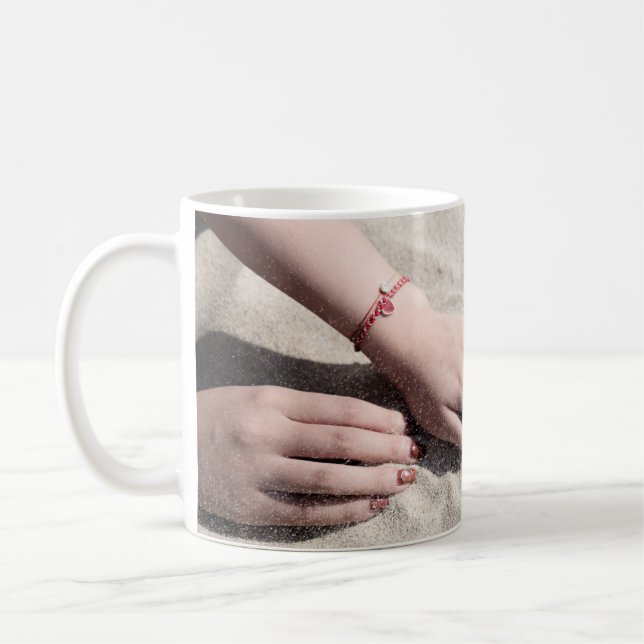 Kvinnor ljugande på vit sand kaffemugg (Vänster)
