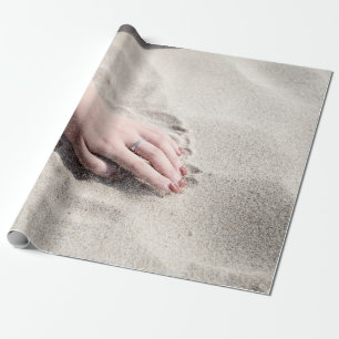 Kvinnor ljugande på vit sand presentpapper