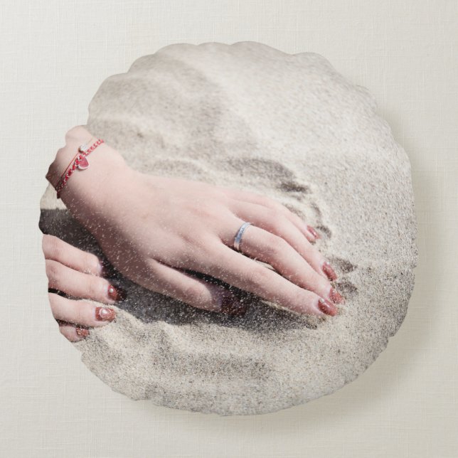 Kvinnor ljugande på vit sand rund kudde (Framsidan)