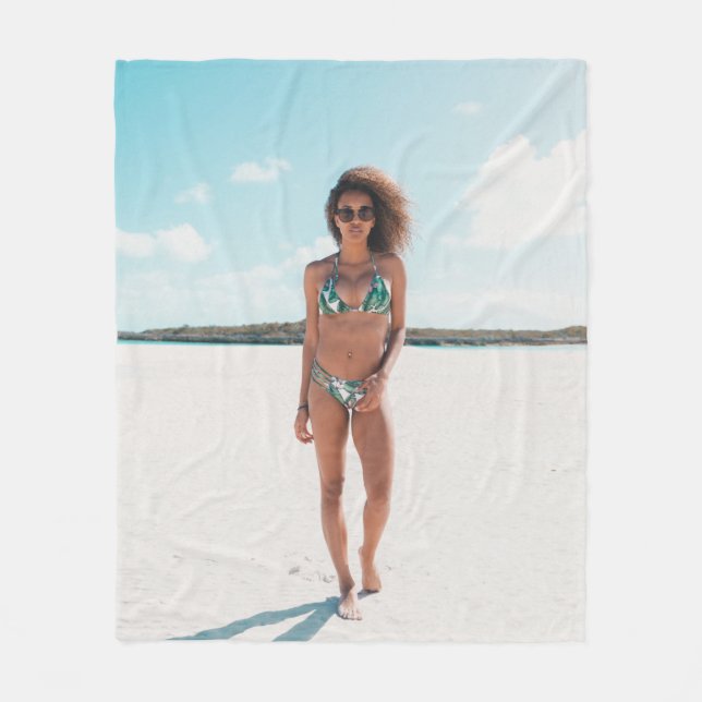 Kvinnor med bikini som står på sand fleecefilt (Framsidan)