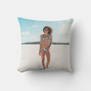 Kvinnor med bikini som står på sand kudde