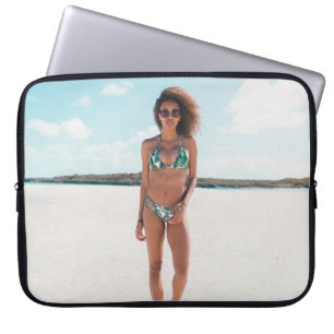 Kvinnor med bikini som står på sand laptop fodral