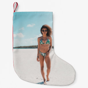 Kvinnor med bikini som står på sand liten julstrumpa
