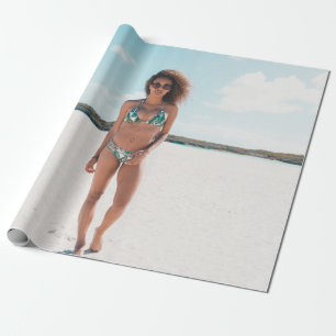 Kvinnor med bikini som står på sand presentpapper