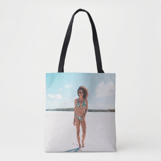 Kvinnor med bikini som står på sand tygkasse (Framsida)