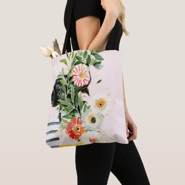Kvinnor med blommor tygkasse (Närbild)