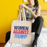 Kvinnor mot trump 2024 Val Tygkasse<br><div class="desc">Kvinnor mot Trump i påsen för en amerikansk kvinna som röstade mot Donald Trump i presidentvalet 2024. Röd och blå text för en stark feminist.</div>