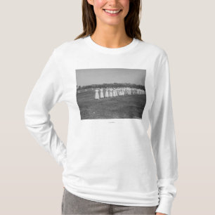 Kvinnor på bågskyttemeeten fotograferar t shirt