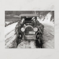 Kvinnor poserar på en bil, 1920