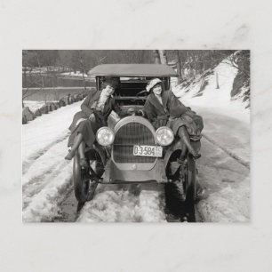 Kvinnor poserar på en bil, 1920 vykort
