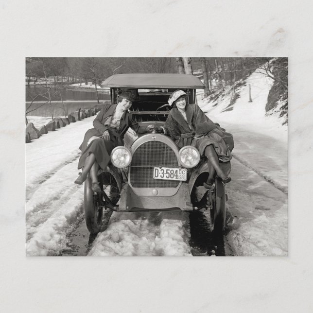 Kvinnor poserar på en bil, 1920 vykort (Framsida)
