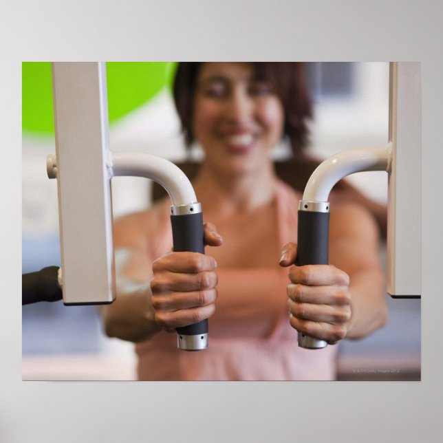 Kvinnor som använder motion maskin på gym poster (Framsidan)
