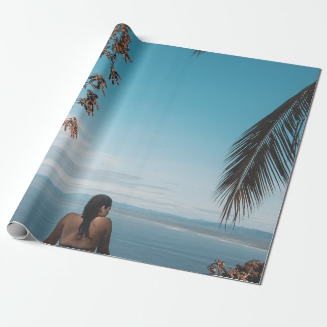 Kvinnor som bär svart bikini och badande på kroppe presentpapper (Utrullad)