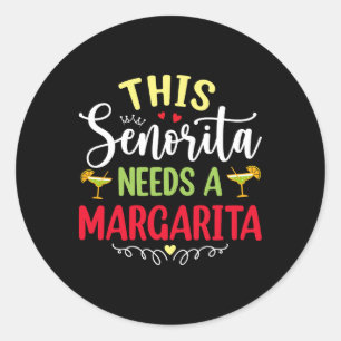 Kvinnor som behöver en Margarita Funny Cinco Runt Klistermärke
