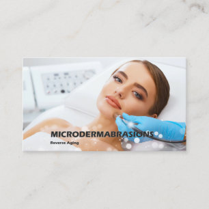 Kvinnor som får microdermabrasion, flår behandli visitkort