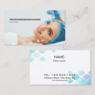 Kvinnor som får microdermabrasion, flår behandli visitkort