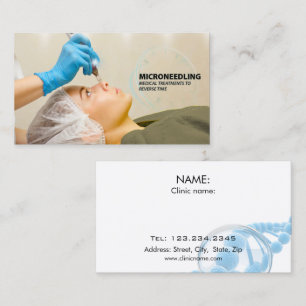 Kvinnor som får microneedle, flår behandling visitkort