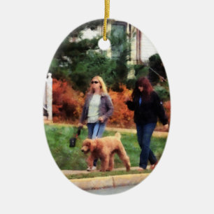 Kvinnor som går en hund julgransprydnad keramik
