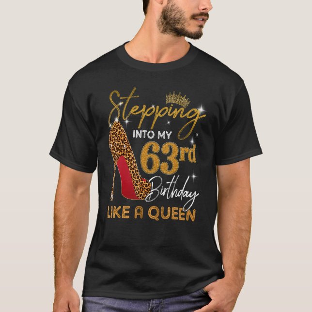 Kvinnor som går in i min 63:e födelsedagseftermidd t shirt (Framsida)