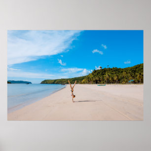 Kvinnor som gör akrobatiska på kustland nära berge poster