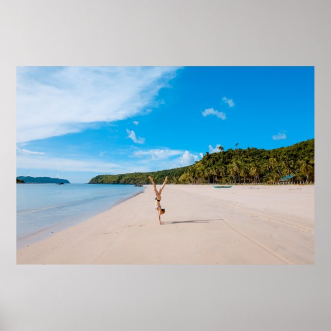 Kvinnor som gör akrobatiska på kustland nära berge poster (Framsidan)