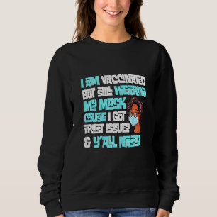 Kvinnor som jag vaccineras men som fortfarande bär t shirt