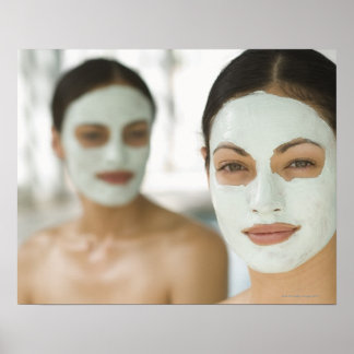 Kvinnor som leker i skönhet lera masker poster