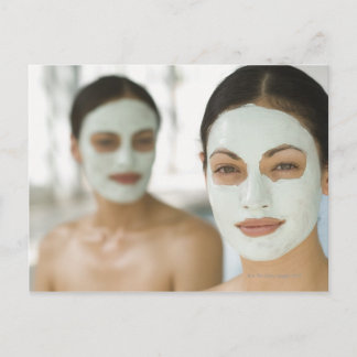 Kvinnor som leker i skönhet lera masker vykort