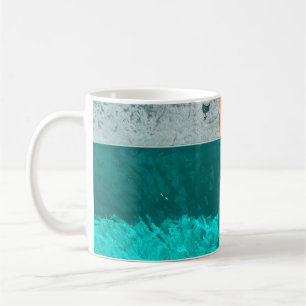Kvinnor som ljuger bredvid simning bassäng på morg kaffemugg