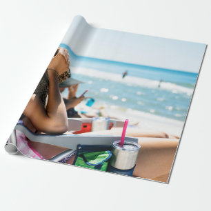Kvinnor som ljuger på sol lounger som täcker henne presentpapper