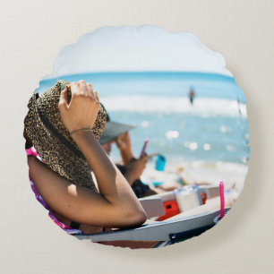 Kvinnor som ljuger på sol lounger som täcker henne rund kudde