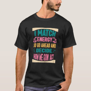 Kvinnor som matchar energi så att de kan bestämma t shirt