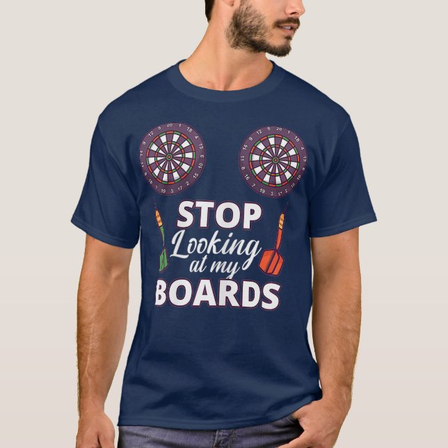 Kvinnor som spelar mörka pilar Dartboard Gift T Shirt (Framsida)