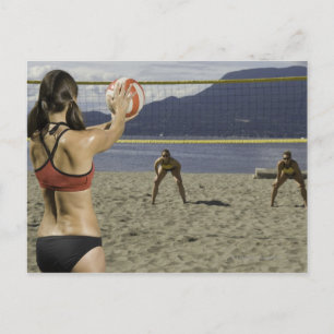 Kvinnor som spelar volleyboll på stranden vykort