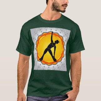 Kvinnor som står i yoga-ställning mot gröntens bak t shirt