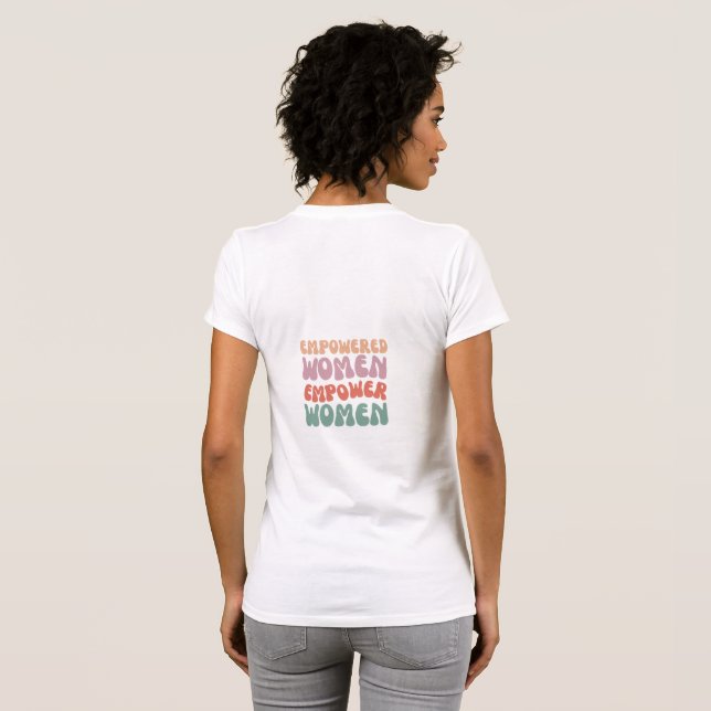 Kvinnor som stärkts stärker kvinnor T-shirt (Hel baksida)