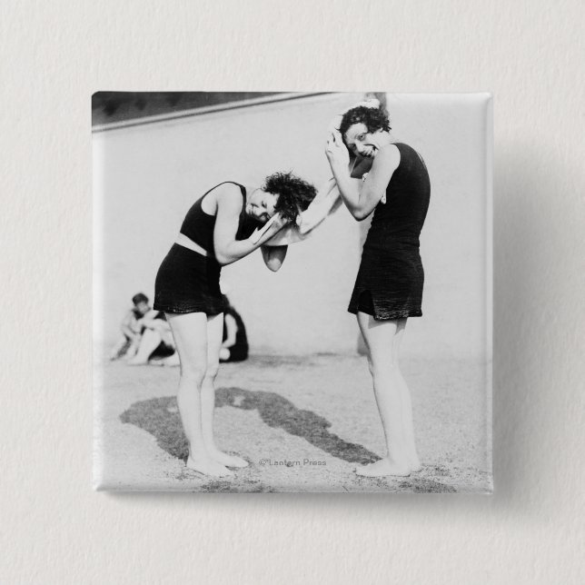 Kvinnor som torkar håret vid stranden knapp (Framsida)