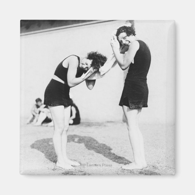 Kvinnor som torkar håret vid stranden magnet (Framsidan)