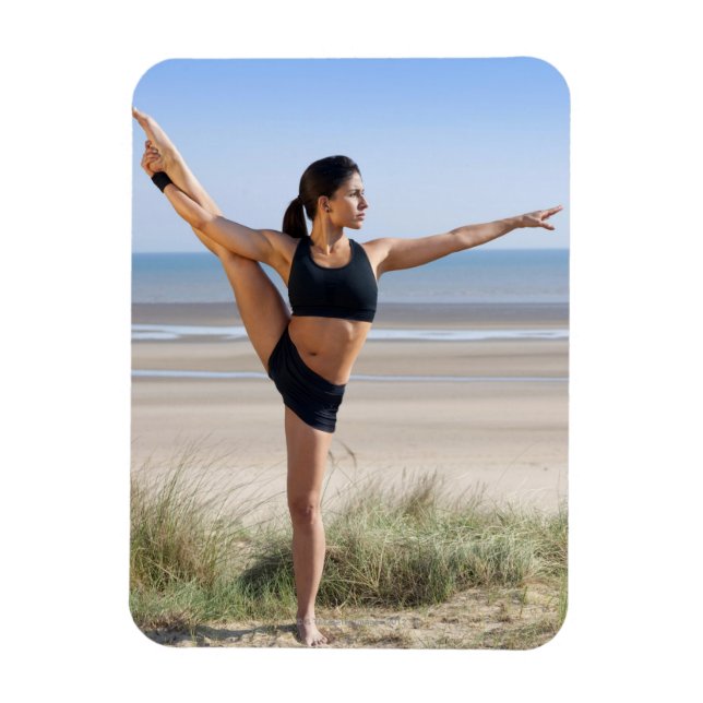 Kvinnor som tränar yoga på strand med magnet (Vertikal)