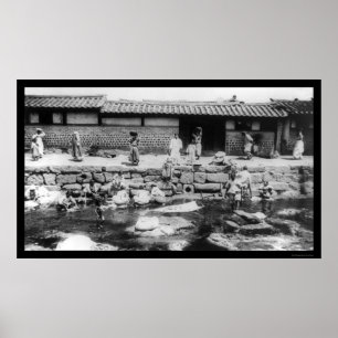 Kvinnor som Tvättar Tvätt i en ström i Korea 1895 Poster