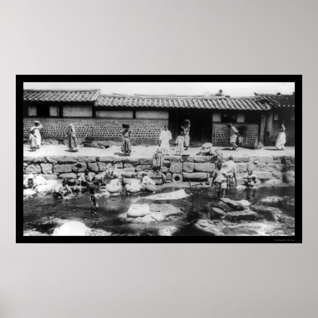 Kvinnor som Tvättar Tvätt i en ström i Korea 1895 Poster (Framsidan)