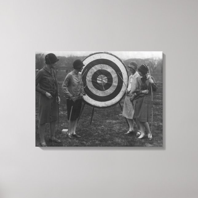 Kvinnor som undersöker målfotot för Archery Canvastryck (Framsida)