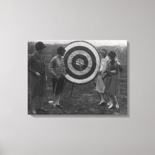 Kvinnor som undersöker målfotot för Archery Canvastryck