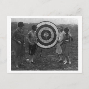 Kvinnor som undersöker målfotot för Archery Vykort